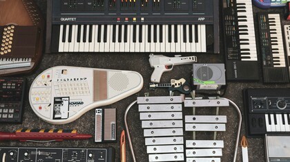 Strumenti musicali, sintetizzatori e apparecchiature per la composizione elettronica. Quanto è importante ad oggi lo studio dell'armonia per comporre musica?