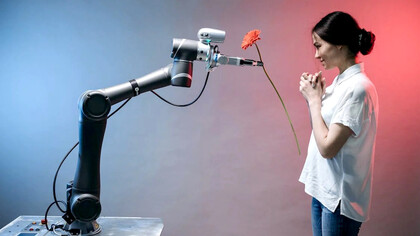 Robô com inteligencia artificial entrega flor à moça