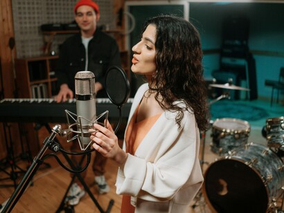 Gli anni Settanta videro l'R&B incorporare elementi di funk e disco, con artisti come Stevie Wonder e Marvin Gaye che ridefinirono il genere con album concettuali e testi impegnati
