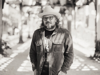 Wilco se distingue por una propuesta sonora que combina melancolía, precisión instrumental y una emocionalidad contenida, capaz de conectar con públicos diversos