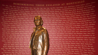Estatua de Thomas Jefferson frente a un memorial que registra los nombres conocidos de las personas a las que mantuvo como esclavas