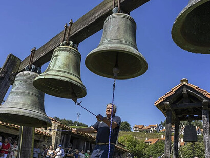 El maestro y campanero fundidor Abel Portilla reúne en su finca de San Bartolomé de Vierna a campaneros de diferentes lugares para promulgar los sonidos del instrumento. San Bartolomé de Vierna, Meruelo, León, España