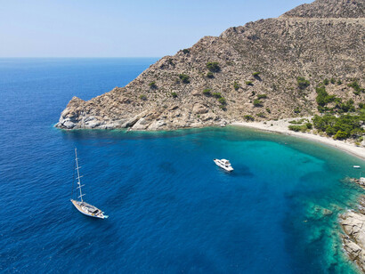 Vista más cercana de un velero y un yate en Icaria, Grecia