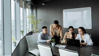 La transformación digital en las empresas implica la adopción de tecnologías avanzadas para mejorar la eficiencia operativa y la competitividad