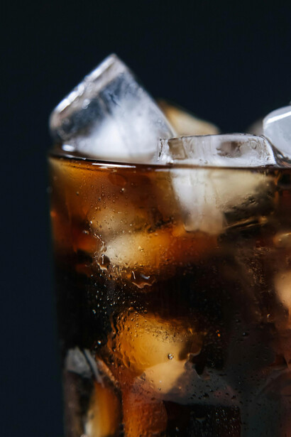Refrigerante no copo. Refrigerantes à base de cola ainda contêm cafeína, que pode causar dependência
