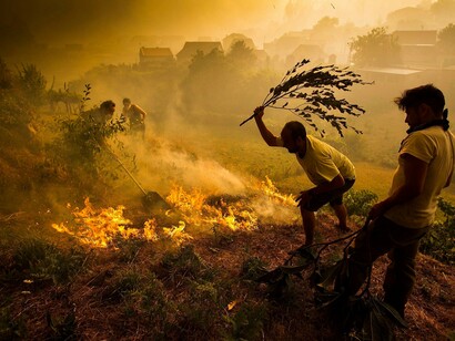 Los lugareños tratan de extinguir un fuego