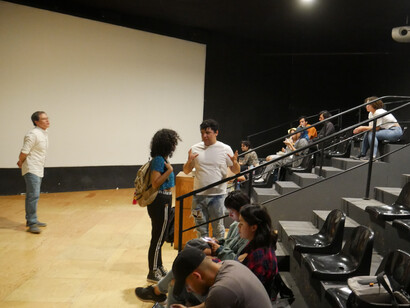 La música, ese ente intangible, se revela como políticamente ambigua y busca sus lugares de pertenencia, su forma autóctona, alejándose de todo esencialismo identitario. Taller de arte sonoro de Miguel Mesa. 2023. En la Universidad de las Artes, Aguascalientes, México