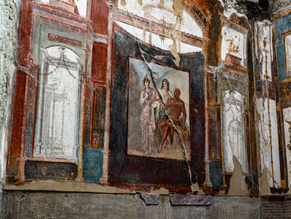 Pinturas murales y elementos arquitectónicos conservados en una estancia de Pompeya, Italia