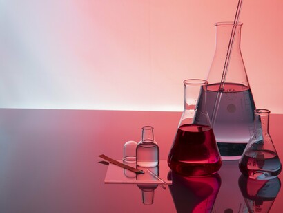 Laboratório. A questão é que vivemos num mundo que parece convencido de que ciência e religião não podem dividir o mesmo armário, como se fossem dois alunos briguentos no ensino médio