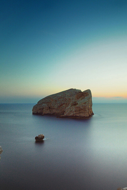 Scoglio in mezzo al mare 