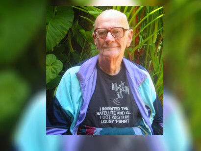 Arthur Charles Clarke con la famosa camiseta