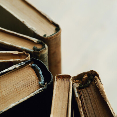 La Filosofía y la Ciencia comparten la tarea de explorar el conocimiento humano, buscando principios y verdades mediante el lenguaje