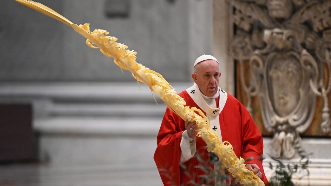 La Messa per la Domenica delle Palme celebrata da Papa Francesco in una Basilica di San Pietro quasi totalmente vuota, davanti a pochissime persone