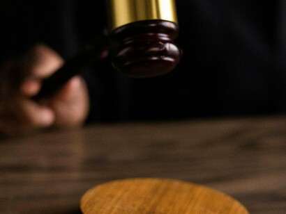 Ao desacatar esta ordem superior, viu os seus direitos fundamentais que a constituição vigente preceitua, o direito à liberdade e de outras mais a serem pontapeadas por conta das ordens superiores, superiores a quê, e a quem? O agente da autoridade Tributária de Moçambique foi recolhido às celas da PRM por conta do desacato às ordens superiores