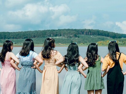 Amigas se divertem juntas. Hoje sigo com esta verdade no coração e sei o quão importante é reconhecer o que nos acontece ou à nossa volta como um sinal de que podemos e precisamos de fazer melhor. A mensagem é clara: estamos e vivemos neste plano para caminhar em direção a ser um ser humano cada vez melhor