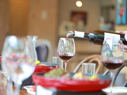 Garrafa de vinho tinto em taça transparente