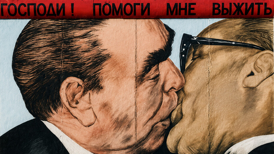 „Mein Gott, hilf mir, diese tödliche Liebe zu überleben“ war ein 1990 auf der Ostseite der Berliner Mauer nach dem Mauerfall geschaffenes Werk des russischen Malers Dmitri Wrubel.(1) Bild: Das Wandbild interpretierte ein Foto, das 1979 anlässlich der Feier des dreißigsten Jahrestags der todgeweihten Deutschen Demokratischen Republik entstanden war und den sowjetischen Staatschef Leonid Breschnew und seinen ostdeutschen Verbündeten Erich Honecker im Vollzug einer „sozialistischen brüderlichen Umarmung“ zeigte