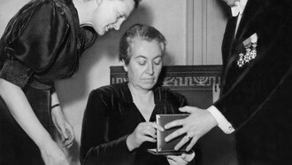 Gabriela Mistral, Premio Nobel de Literatura en 1945