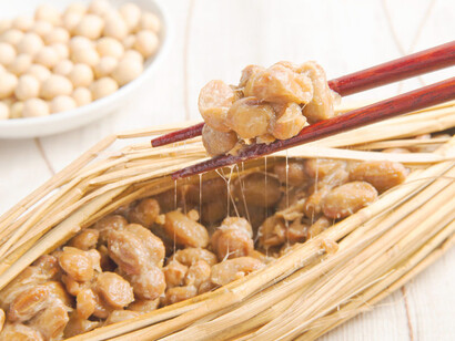 El natto es una comida tradicional japonesa hecha con soja fermentada. Las semillas de soja se cuecen y luego se exponen a 'Bacillus subtilis var'. Esta bacteria desarrolla una baba viscosa y las semillas desprenden un fuerte olor