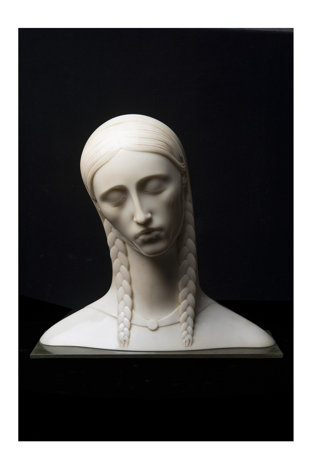 Adolfo Wildt, Mère, dite aussi Mère Ravera (Madre ; Madre Ravera), 1929, Marbre sur base en bronze, 48 x 49 x 18 cm (prof.), Courtesy Galleria Gomiero Padova-Milano © Photo : Marzio De Santis