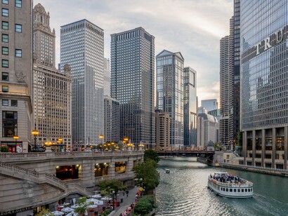 Il thriller Il fuggitivo (The Fugitive, 1993), con Harrison Ford, utilizza luoghi emblematici della città, tra cui il municipio e le strade del centro, per costruire alcune delle sue sequenze più spettacolari