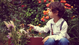 Las experiencias táctiles de la infancia forman una parte esencial del aprendizaje sensorial y de cómo luego enseñamos a otros a protegerse de las superficies incómodas