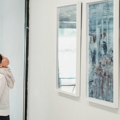 Una espectadora tiene un primer acercamiento sensorial a una obra de arte