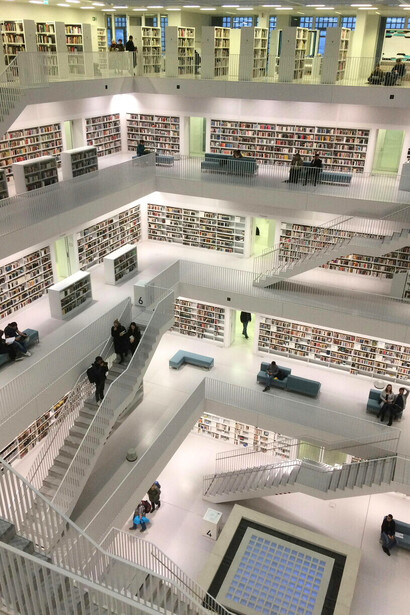 Dans le secret des étages : quand l'architecture des livres nous invite à prendre de la hauteur