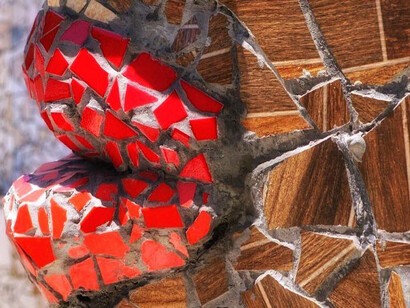 O trabalho com mosaico nas paredes do The Maze Inn no Rio de Janeiro é feito por mãos de turistas todo o mundo que visitaram o Brasil e se hospedaram no casarão