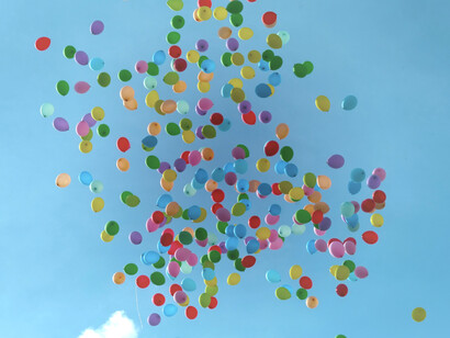 Globos de colores flotando en el cielo. Ser cada vez mejor, requiere esfuerzo y dedicación