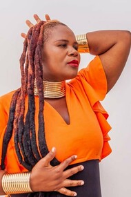 A arte vocal de Rhodália, tatuada nas graves, voz de talento, essa qualidade em vias de extinção, transpira, em Stimela, por todos os lados: no timbre, nos ataques, na respiração, na capacidade de improvisação (incluindo o scat singing), até no próprio refrão. Há scat, solo de piano, bateria, baixo e tempo para viajar. O público acompanha com palmas.  Em contraste, alguns bebem, comem, tiram fotos, fazem filmes. A casa está cheia. É Rhodália, no Monarchy; público restrito e os holofotes
