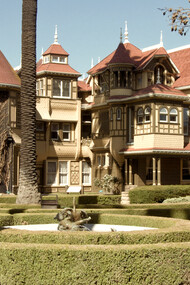 A Mansão Winchester é uma casa peculiar em São José, Califórnia, conhecida por sua arquitetura labiríntica e inúmeras passagens sem sentido