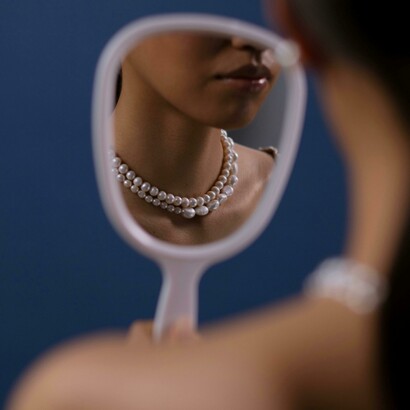 Indossarla o incontrarla è un’esperienza spirituale: ti accompagna verso l’Oltre, dove l’anima si ricongiunge con la sua vera origine