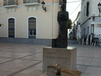 Antiguo monumento de Zenobia Camprubí i Aymar, foto del 2017, en la Plaza del Marqués de Moguer. Esta céntrica plaza peatonal, situada a unos pasos de la Casa-Museo Zenobia y Juan Ramón Jiménez, es punto de encuentro de visitantes y moguereños. Palos de Moguer, Huelva, España