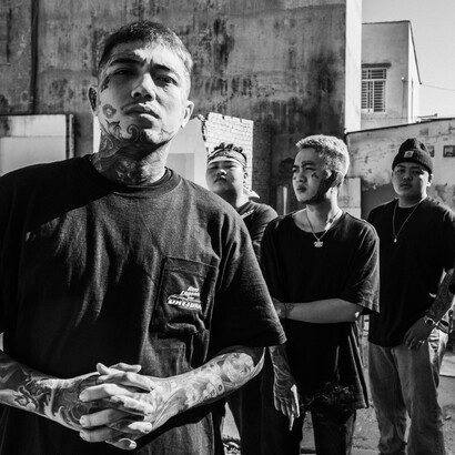 Gang di giovani: "... nel frattempo Vito aveva tirato fuori dal suo zainetto due pistole nere e lucide, cogliendomi assolutamente impreparato..."