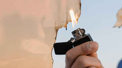 Descubra como o psicodrama promove a transformação social e emocional, revelando os segredos do subsolo humano e construindo uma nova narrativa terapêutica