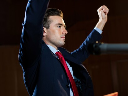 Político em campanha. No caso Ucraniano por outro lado, primeiramente o ataque e conquista da saída marítima e portuária da Crimeia, em 2013/14, deu início ao processo bélico que se sucedeu, após os novos imprevistos e comportamentos políticos nos aliados internacionais destas duas nações antagonistas
