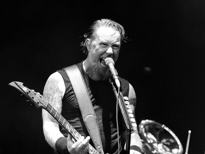 James Hetfield em 2008. Iniciativas como o "Metallica Mondays", que disponibilizou *shows* ao vivo gratuitamente durante a pandemia, mostram o quanto os integrantes valorizam sua base de admiradores. Esse tipo de interação cria um vínculo emocional que transcende a música e transforma o público em uma verdadeira comunidade global