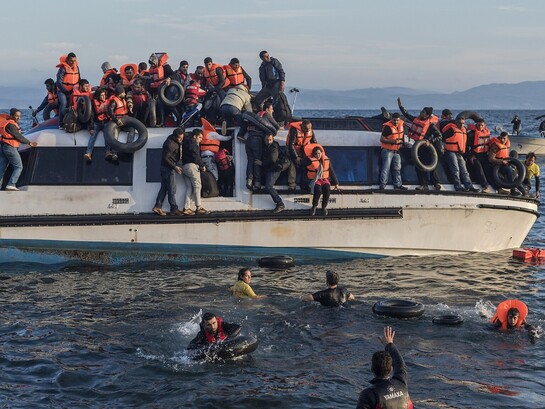 Una barca piena di migranti dall'Iraq e dal Pakistan attracca presso un porto italiano, 2016