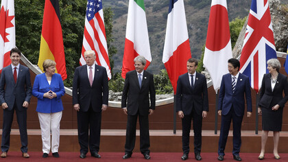 Merkel, Trump, el 'premier' italiano Paolo Gentiloni, Macron y Shinzō Abe, primer ministro de Japón, en la cumbre del G-7 celebrada en Taormina en mayo de 2017