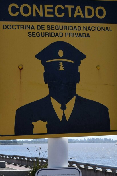 Intervención urbana "Carteles de la memoria" (1999-2010), con carteles en honor a las víctimas del terrorismo de estado en la Argentina, Parque de la Memoria, Ciudad de Buenos Aires