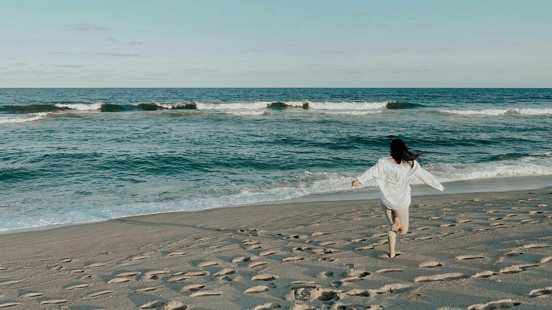 La sérénité de la mer et la liberté de pensée combinées à la brise fraîche dans les cheveux et à la joie de courir pieds nus