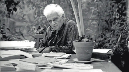 Jacques Derrida, una de las principales figuras asociadas con el posestructuralismo y la filosofía posmoderna