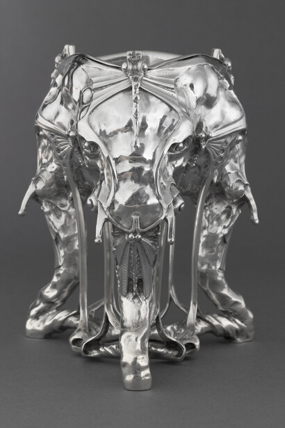 Carlo Bugatti et Adrien Hébrard (fondeur), Drageoir, 1907, Argent, 19 cm x 10 cm (diam.), Paris, Musée d’Orsay © Musée d’Orsay Dist. RMN-grand Palais / Patrice Schmidt