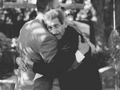 Un anciano abrazando a su hijo