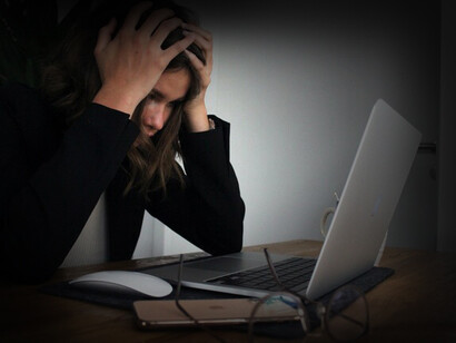 Donna in crisi al pc. Fai una scelta: preferisci vivere con tranquillità oppure avere gli armadi e la casa piena di oggetti che vengono dimenticati dopo qualche settimana dall’acquisto?  