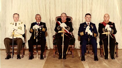 Von links nach rechts: Stange Oecklers, Rodolfo. Generaldirektor von Karabinern. Mitglied des Militärregierungsrats; Merino Castro, José Toribio. Oberbefehlshaber der chilenischen Marine. Mitglied des Militärregierungsrats; Pinochet Ugarte, Augusto. Präsident der Republik Chile; Matthei Aubel, Fernando. Oberbefehlshaber der chilenischen Luftwaffe. Mitglied des Militärregierungsrats; Benavides Escobar, César. Vertreter der Armee im Militärregierungsrat