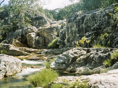 Cachoeira na Chapada dos veadeiros, Brasil - fotografia de David Rodrigues. Justino gostava de subir até ao topo. Assobiar a música das alturas e observar as árvores lá em baixo sopradas pela força da montanha, do embate da água na água. Colocava um pé na beira do precipício e empoleirava-se para ver a tromba de água cair