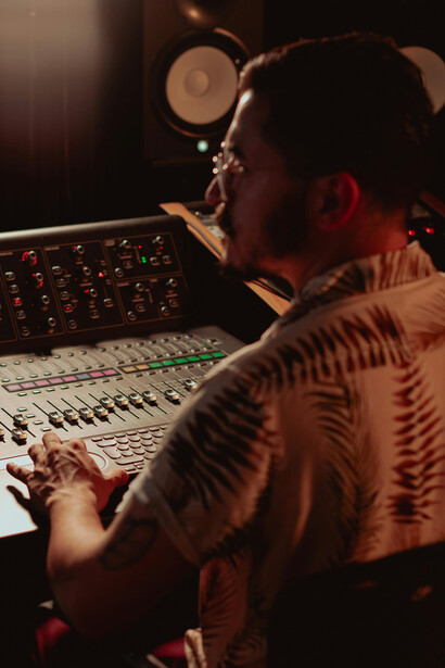 Com o surgimento do rádio e do disco, a distribuição e audição de música se transformaram, revolucionando o convívio humano com os sons