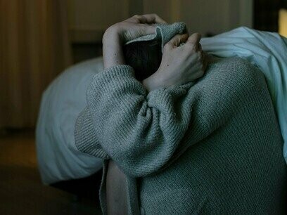 Insônia. Problemas de sono, evidenciados por alterações no ciclo circadiano e insônia decorrentes da exposição contínua à luz azul; a saúde mental prejudicada, que se traduz em maior vulnerabilidade a quadros depressivos e ansiosos, além de dificuldades na regulação emocional e nas relações interpessoais; e a dependência digital, com comportamentos compulsivos relacionados ao uso excessivo de redes sociais, que dificultam a desconexão e o equilíbrio entre o mundo virtual e as responsabilidades da vida real